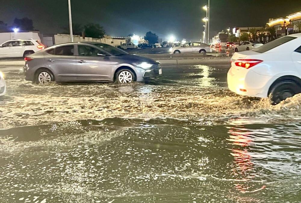أمطار وسيول على محافظات عسير ..  والأرصاد ترفع الإنذار إلى “الأحمر”
