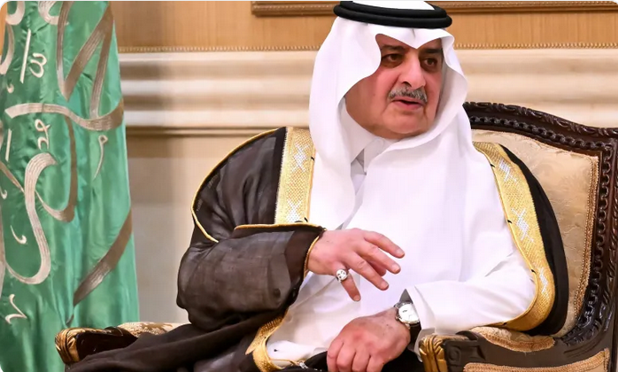 “أمير تبوك” يستضيف رؤساء المحاكم والمواطنين ومديري الإدارات الحكومية في اللقاء الأسبوعي