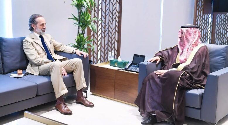 “الربيعة” يجتمع بالمنسق المقيم ومنسق الشؤون الإنسانية للأمم المتحدة في اليمن
