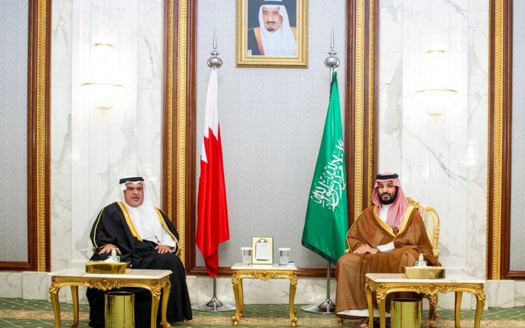 ولي العهد يستعرض مع ولي العهد البحريني فرص التعاون الثنائي بين البلدين