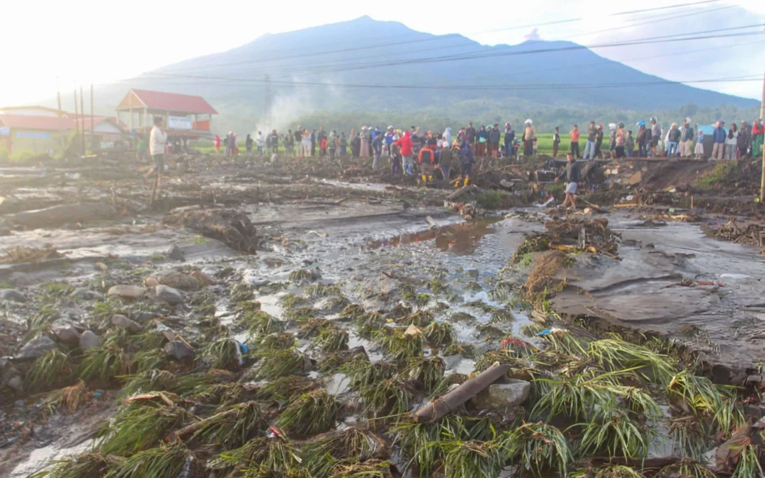 14 صريعـًا حتى الآن جراء سيول جارفة بإندونيسيا