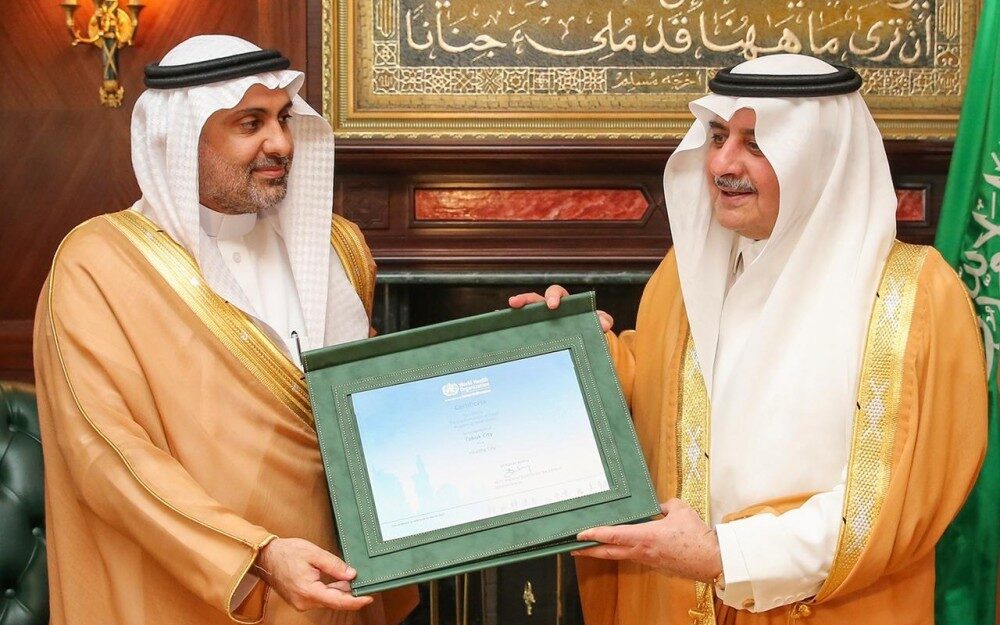 أمير تبوك يتسلم شهادة اعتماد تبوك مدينة صحية من معالي وزير الصحة