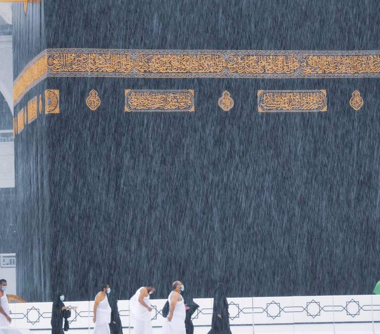 “وزارة الحج” للمعتمرين: اتبعوا هذه الإرشادات أثناء هطول الأمطار بالحرم