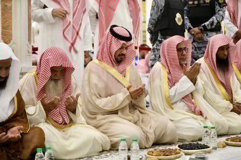 أمير المدينة .. يُشارك أئمة المسجد النبوي الشريف الإفطار