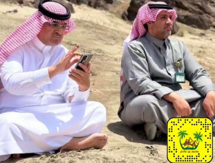 من موقع الحدث .. محافظ بيشة ورئيس مركز الجنينة يطمئنان على شخصين حجزهما سيل وادي بيشة