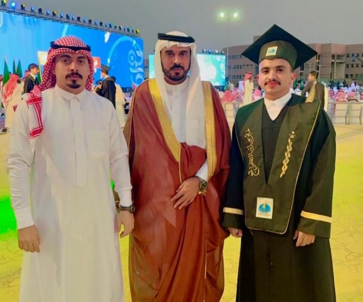 أسرة عبد الله النشيلي تحتفل بتخرجه من كلية الهندسة بجازان