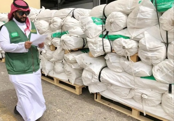 الطائرة الإغاثية السعودية الـ 48 تصل مطار العريش تمهيدًا لإدخالها غزة