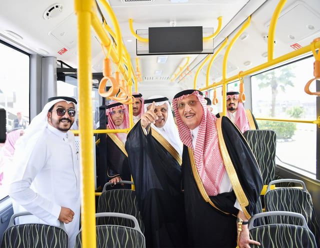 أمير جازان يدشن مشروع النقل العام بالحافلات في المنطقة
