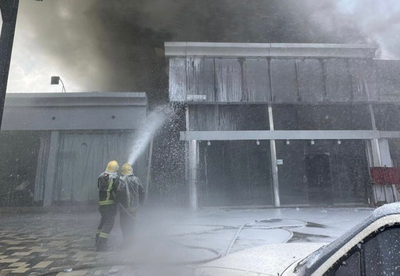 “المدني” يسيطر على حريقٍ في محال تجارية بمحايل عسير