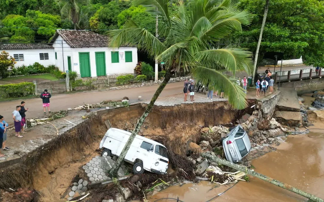 فيضانات ضارية تقتل 56 برازيليًّا وتعزل مدنًا بكاملها