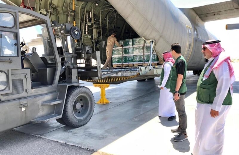 الطائرة السعودية الـ 49 لإغاثة غزة تستقر في مطار العريش