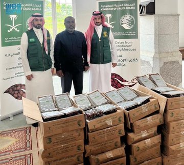 “إغاثي الملك” يوزع 125 طن تمور لغينيا الاستوائية وألبانيا وبنغلاديش