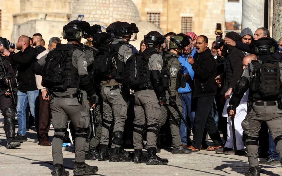 الاحتلال الصهيوني يداهم مكتب “الجزيرة” في القدس المحتلة