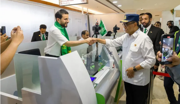 وزير النقل الإندونيسي يظهر إعجابه باحترافية الكوادر السعودية في “طريق مكة”