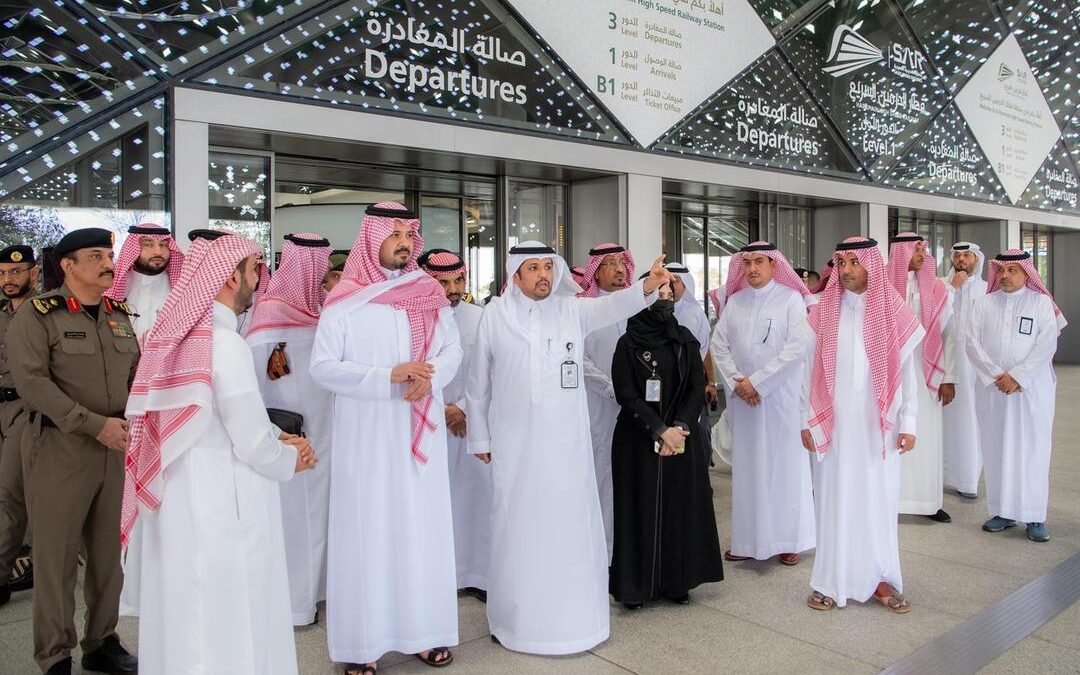 أمير المدينة يزور مطار الأمير محمد بن عبد العزيز الدولي و يطلّع على سير الأعمال