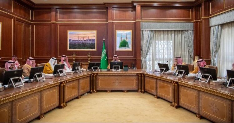 أمير المدينة ينوه بأهمية الارتقاء بالخدمات المقدمة للمواطنين