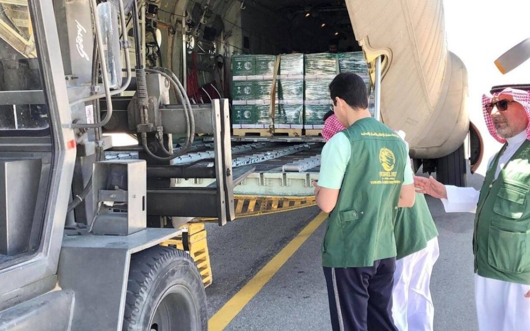 الطائرة السعودية الـ 50 لإغاثة غزة تستقر في مطار العريش