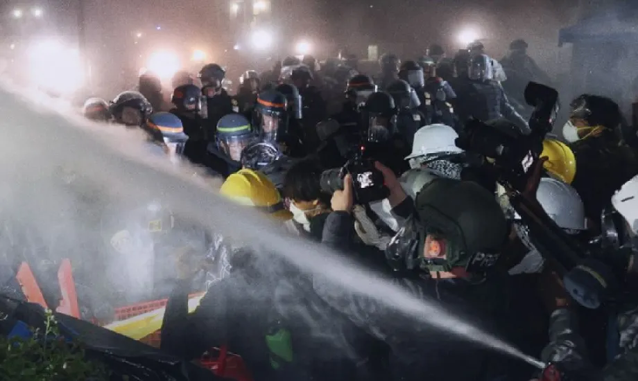 بعد اقتحام الشرطة جامعة كاليفورنيا .. الاشتباكات تتواصل بين الشرطة والطلاب المحتجين