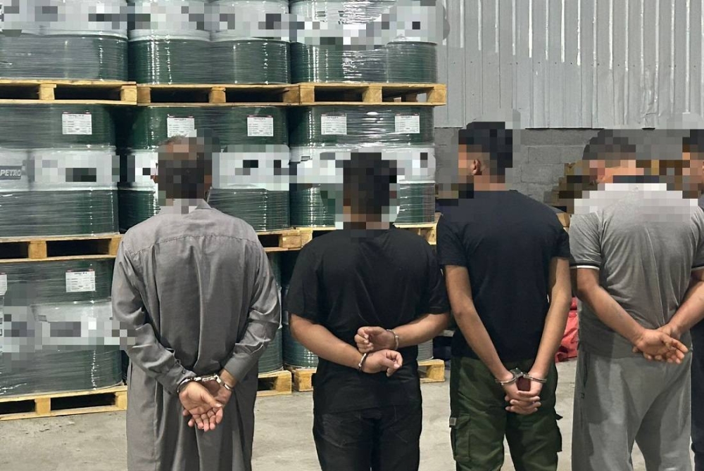 ضبط عمالة تمارس الغش في زيوت السيارات داخل “حوش غنم”