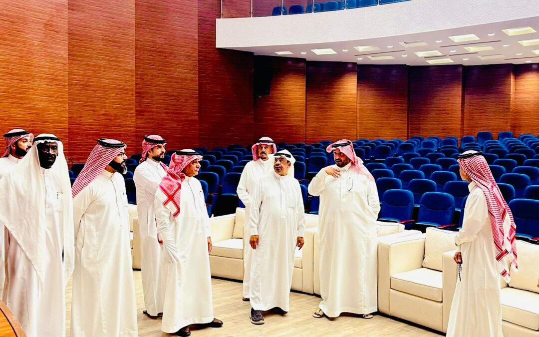 رئيس وأعضاء غرفة بيشة يزورون المركز الحضاري بالمحافظة