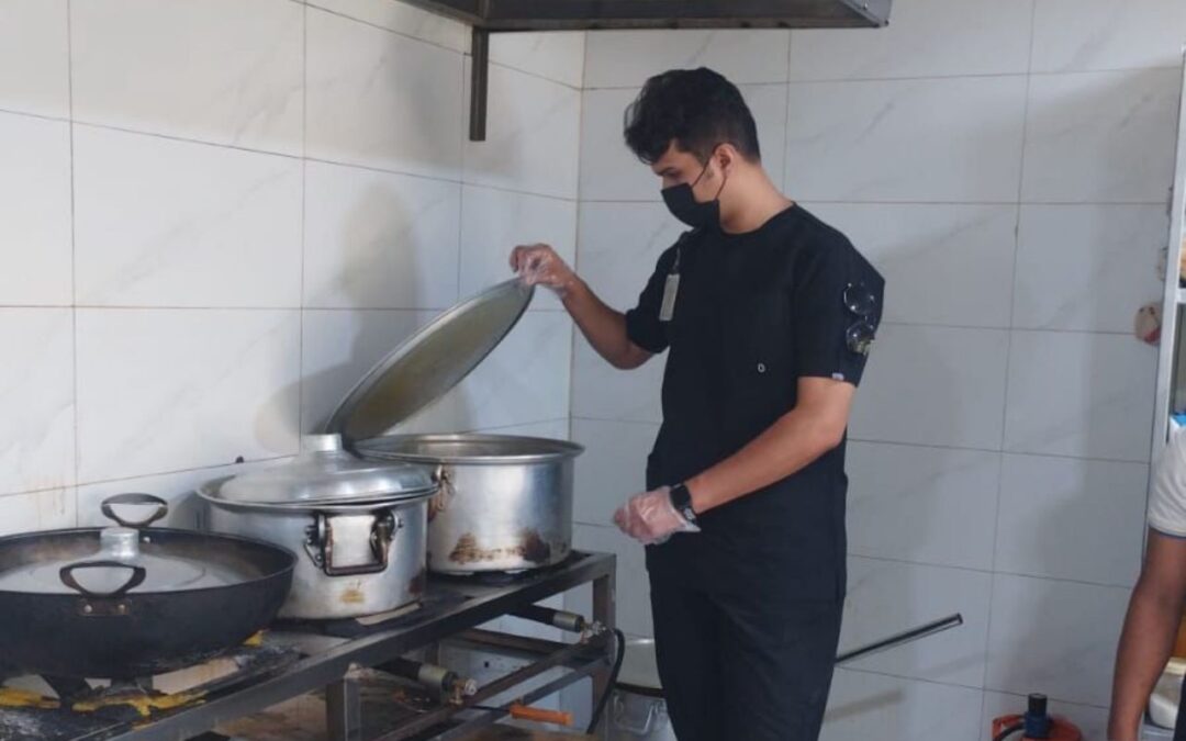 بلدية بيشة .. تضبط مطعمًا مُخالفًا يُحضر الطعام داخل سكن عمالة