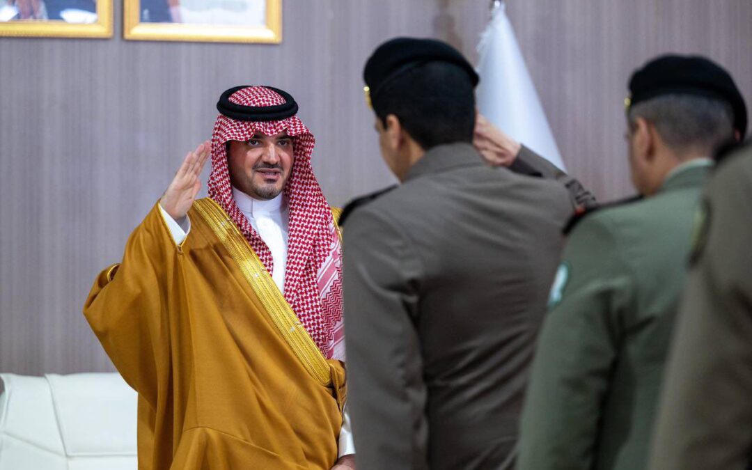 الأمير عبد العزيز بن سعود يلتقي القيادات الأمنية في منطقة جازان