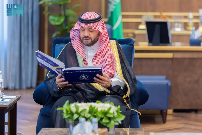 أمير الشمالية يتسلم التقرير السنوي للدفاع المدني بالمنطقة