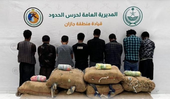 الإطاحة بـ 8 مخالفين لأمن الحدود لتهريبهم 136 كيلوجرامًا من “القات” بجازان