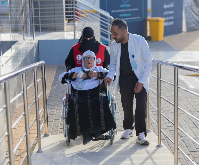 60 متطوعًا ومتطوعة بالهلال الأحمر لخدمة حجاج العراق عبر منفذ جديدة عرعر