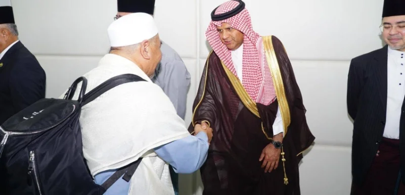 سفير خادم الحرمين لدى بروناي دار السلام يستقبل الحجاج العائدين