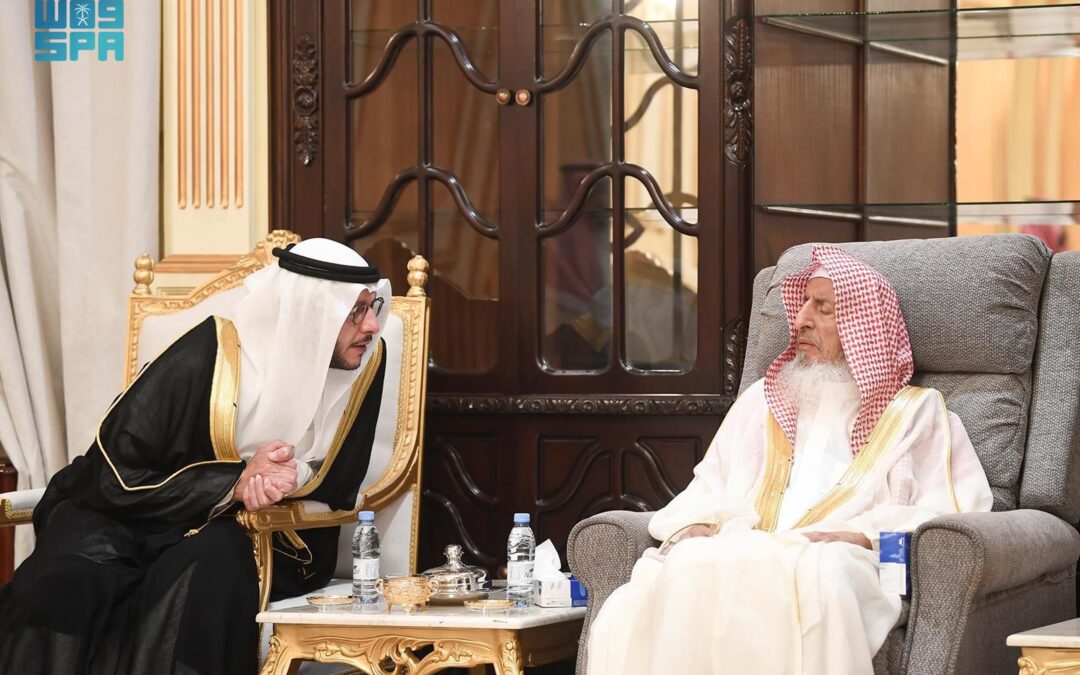 “محافظ الطائف” .. يزور مفتي عام المملكة في الطائف