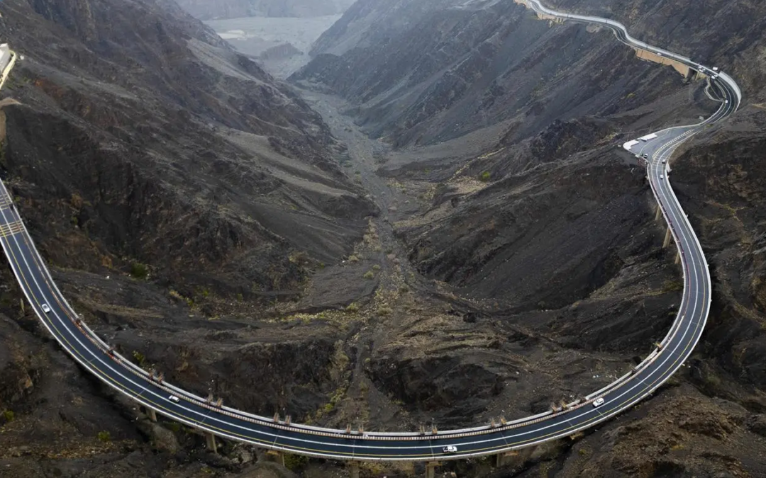 “عقبة شعار”.. تحدٍّ جغرافيّ ومعلم سياحيّ كبيرٌ في قلب جبال عسير