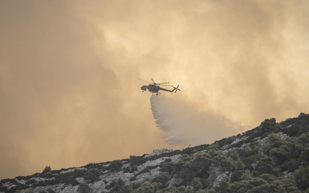 اليونان .. إخماد حريق في شمال أثينا