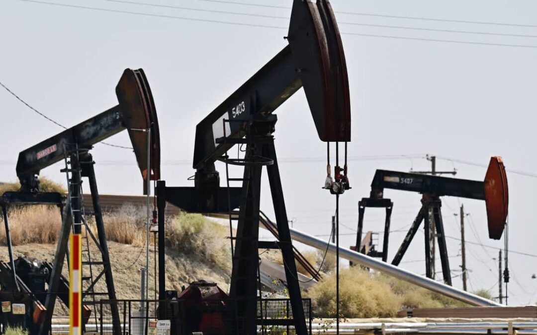 النفط يواصل الصعود والعقود الآجلة تسجل 85.2 دولارًا