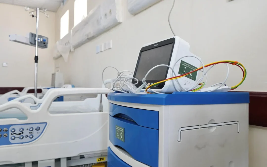 “إغاثي الملك” يسلّم معدات طبية لمستشفى الضالع المركزي