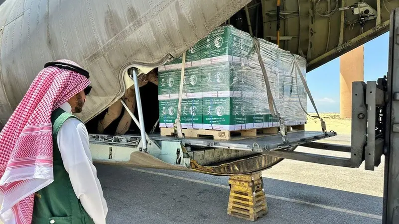 الطائرة الإغاثية السعودية الـ51 لإغاثة غزة تستقر في العريش