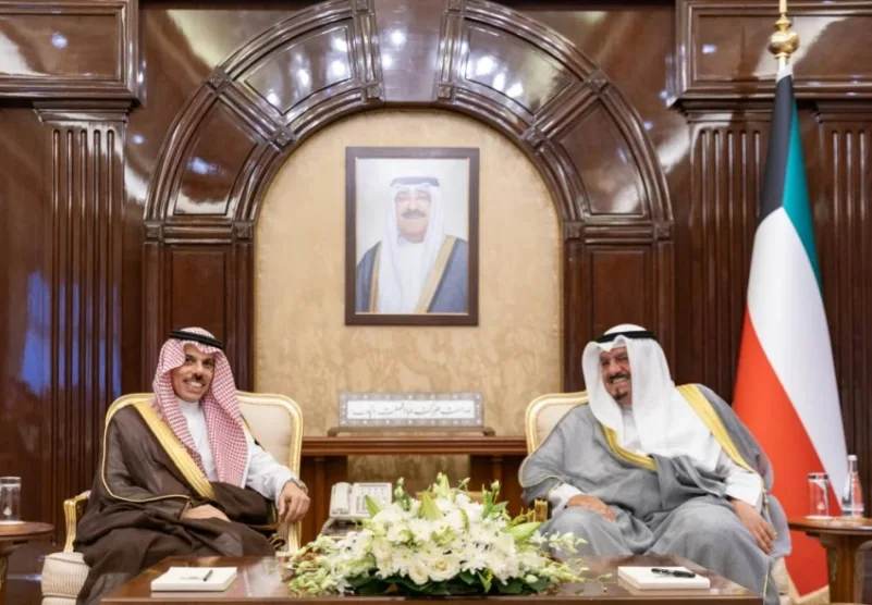 رئيس الوزراء الكويتي يستقبل وزير الخارجية السعودي ويبحثان أوجه التعاون
