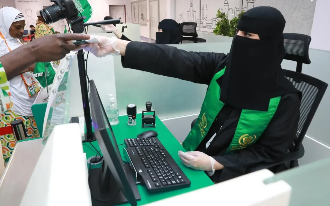 ضمن مبادرة “طريق مكة” .. المرأة السعودية تتفانى في خدمة حجاج كوت ديفوار