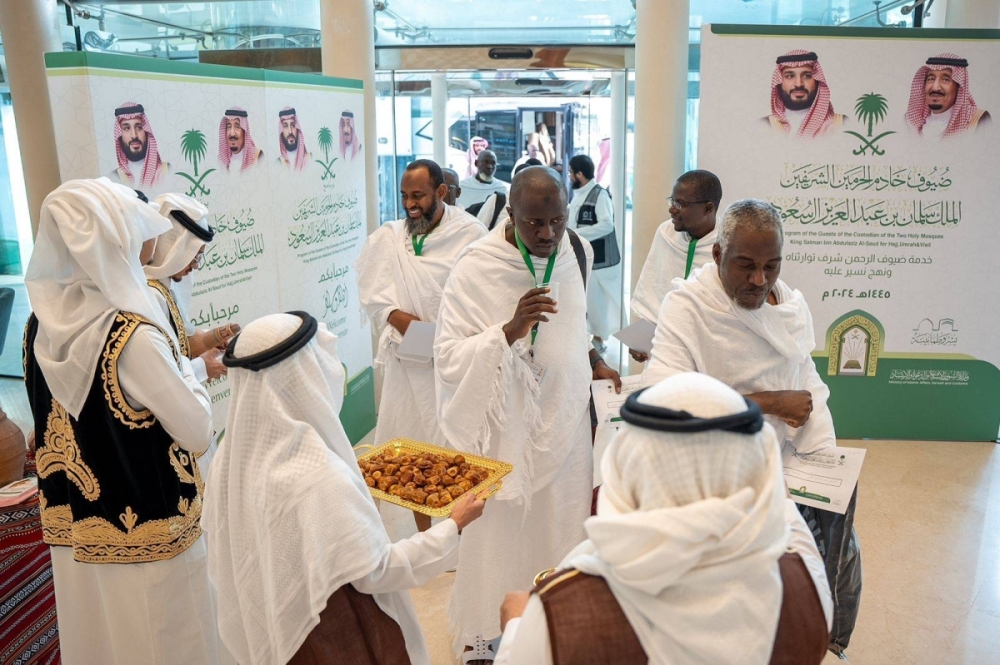 لليوم الرابع.. “الشؤون الإسلامية” تستقبل 1075 حاجا وحاجة من ضيوف خادم الحرمين للحج