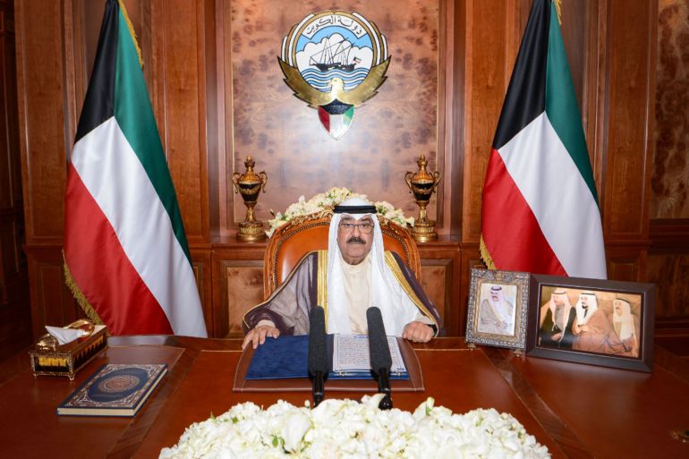 قيادة الكويت تهنئ ولي العهد لنجاح موسم الحج