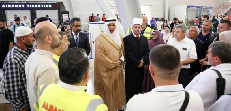 مطار تيرانا.. السفير حفظي يودّع الفوج الأول من الحجاج الألبان
