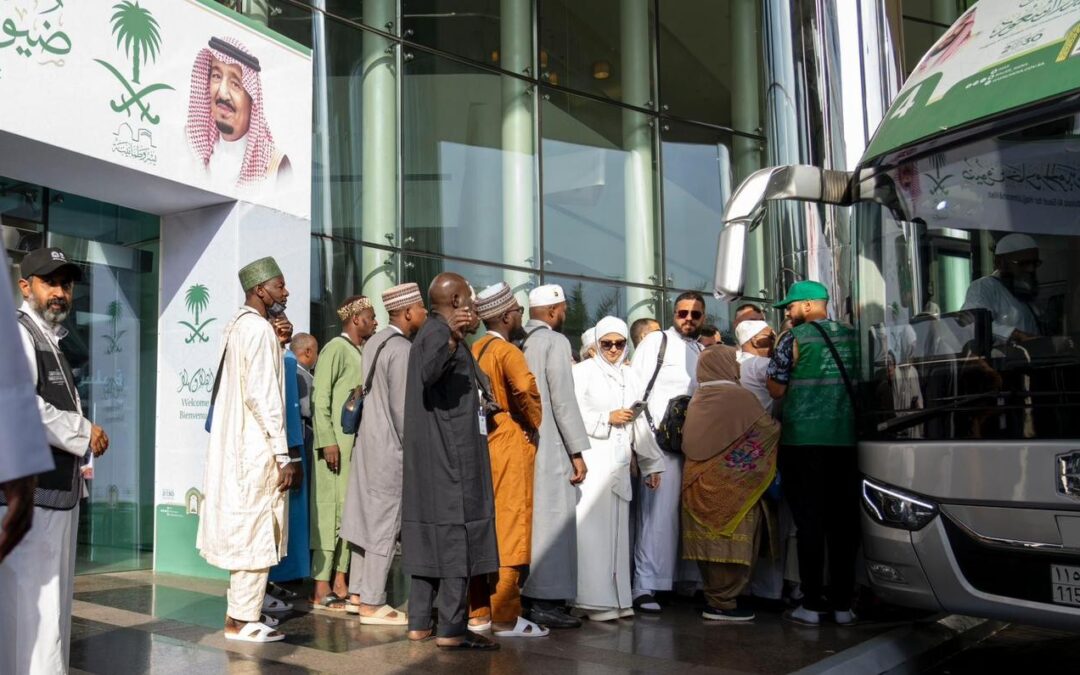 ضيوف برنامج خادم الحرمين الشريفين للحج يغادرون إلى المدينة
