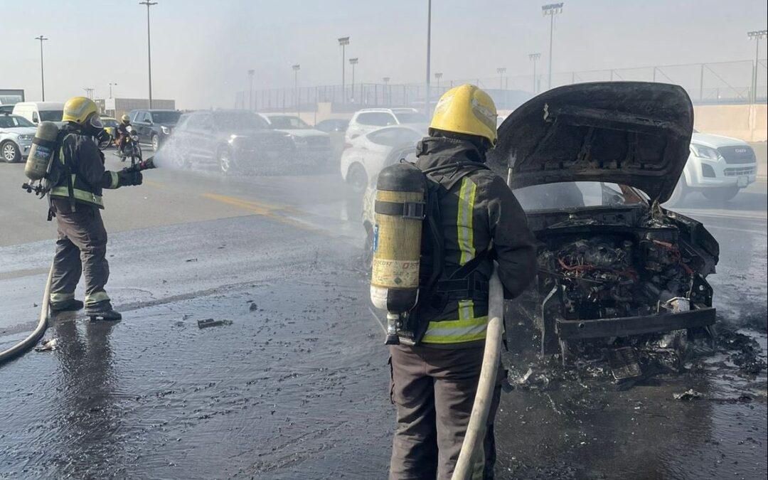 “مدني الرياض” يسيطر على حريق مركبة على طريق الملك فهد