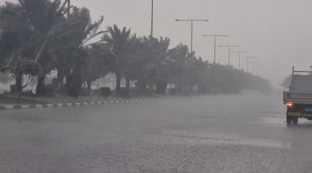 أمطار غزيرة على عسير ورياح شديدة على تبوك