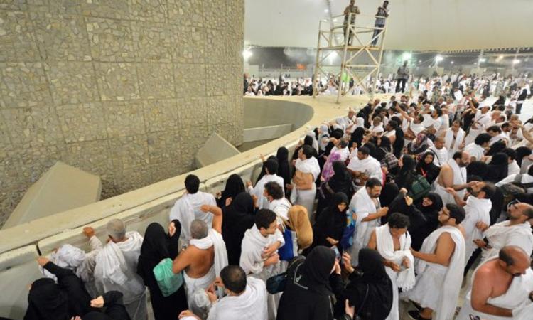 ضيوف الرحمن يرمون الجمرات الثلاث ومنى تودع ضيوفها