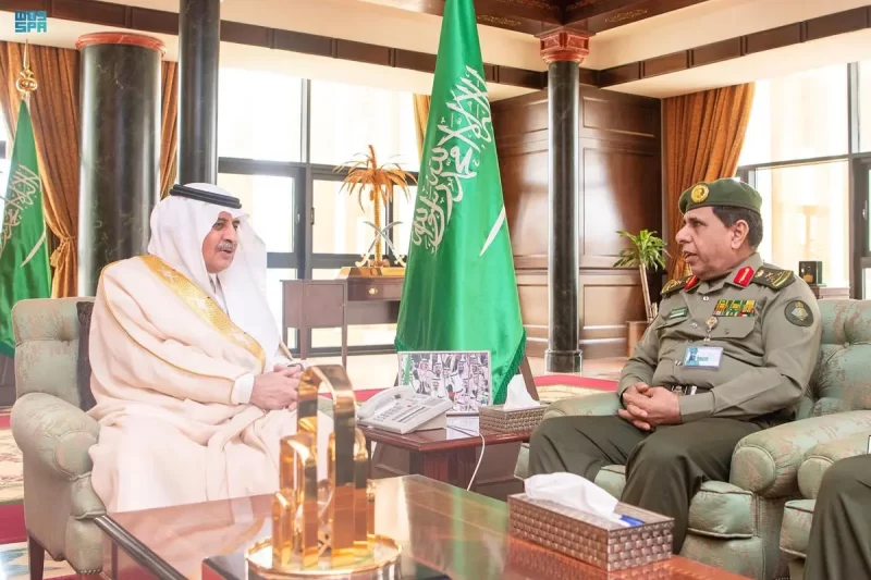 أمير تبوك يشيد بجهود الجوازات في مدينة الحجاج بمنفذ حالة عمار