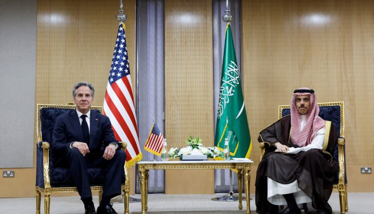 وزير الخارجية يناقش مع “بلينكن” مقترح “بايدن”