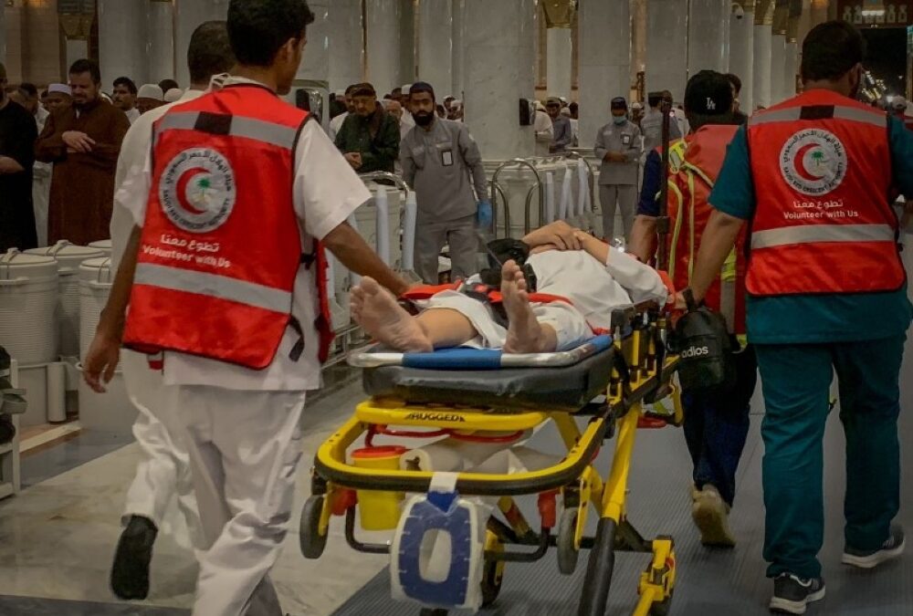 500 متطوع ومتطوعة ينفذون خطة هيئة الهلال الأحمر بالموسم الثاني لحج 1445هـ