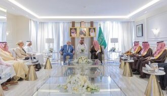 “المعجب” و”أمين عام الرابطة الدولية للمدعين العامين” يبحثان تطوير التعاون وتبادل الخبرات
