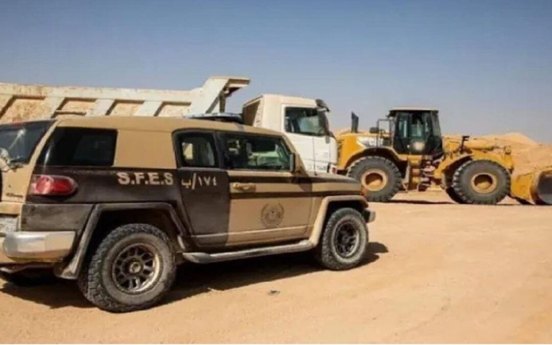 القبض على مقيمَيْن لاستغلالهما الرواسب دون ترخيص في تبوك